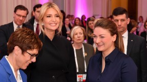 Digitalministerin Judith Gerlach, MdL, mit Ivanka Trump und der CDU-Vorsitzenden Annegret Kramp-Karrenbauer in einem Raum voller Menschen.