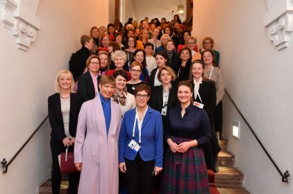 Gruppenbild einer Gruppe Frauen mit Judith Gerlach, MdL auf einer Treppe.