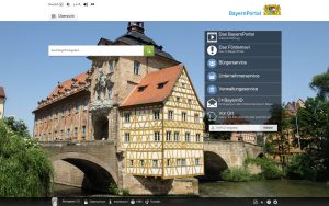 Screenshot vom BayernPortal mit Menüführung und einem Bild eine Fachwerkhauses auf einer Brücke.