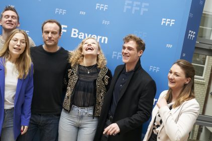 Digitalministerin Judith Gerlach, MdL, Schauspieler Mark Waschke, Schauspielerin Nora Waldstaetten und das Team von 8 Tage beim FFF-Empfang in Berlin.