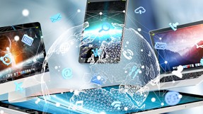Beispielhaftes Bild für Digitalisierung mit verschiedenen digitalen Endgeraeten, Symbolen der Digitalisierung und einer transparenten Weltkugel im Zentrum.