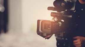 Eine Videokamera ist in der rechten Hälfte des Bildes zu sehen.