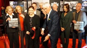 Digitalministerin Judith Gerlach, MdL, und Achim Rohnke, Geschaeftsfuehrer der Bavaria Film GmbH, durchschneiden bei der feierlichen Eroeffnung des Filmstadt Ateliers das rote Band.