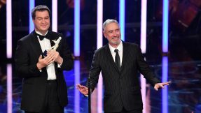 Ministerpräsident Dr. Markus Söder, MdL (links), überreicht dem Starregisseur Roland Emmerich (rechts) den Ehrenpreis des Bayerischen Ministerpräsidenten.
