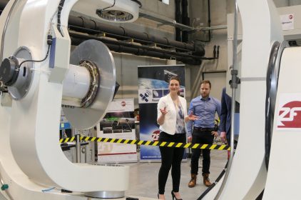 Digitalministerin Judith Gerlach steht in einer Maschinenhalle hinter einer Absperrung.