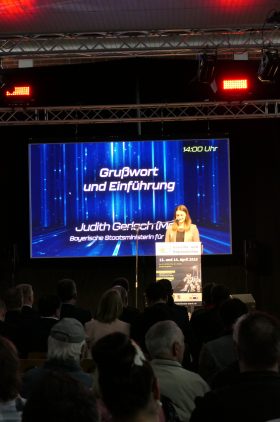 Gruppenfoto mit Digitalministerin Judith Gerlach, MdL, hält eine Rede bei der Gewerbeschau Burgheim