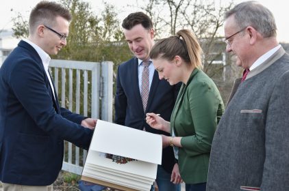 Gruppenbild mit Digitalministerin Judith Gerlach, MdL, die sich in das Goldene Buch der Verwaltungsgemeinschaft Eibelstadt einträgt.