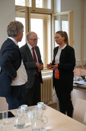 Digitalministerin Judith Gerlach, MdL, im Austausch mit Prof. Dr. Reinhard Posch, Chief Information Officer der österreichischen Bundesregierung und Leiter der Plattform Digitales Österreich.