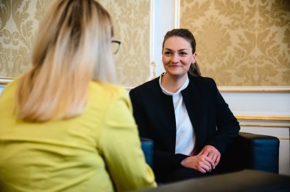 Bayerisch-österreichisches Treffen der Digitalministerinnen: Digitalministerin Judith Gerlach, MdL (rechts), im Gespräch mit Österreichs Bundesministerin für Digitalisierung und Wirtschaftsstandort, Dr. Margarete Schramböck (links). © BMDW/Hartberger