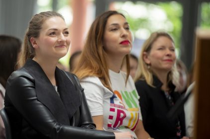 Digitalministerin Judith Gerlach, MdL, zusammen mit Tijen Onaran beim Startschuss für das neue Talentprogramm Bayerns Frauen in Digitalberufen