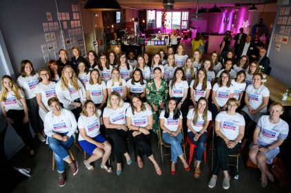 Gruppenbild von Digitalministerin Judith Gerlach, MdL, mit den ersten BayFiD-Teilnehmerinnen.