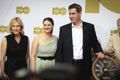 Gruppenbild mit Digitalministerin Judith Gerlach, MdL, und Dr. Markus Söder, MdL, beim Festakt 100 Jahre Bavaria Film.