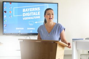 Digitalministerin Gerlach beim Termin zum Digitallabor in Aschaffenburg