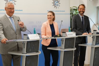 Gruppenbild mit Digitalministerin Judith Gerlach, MdL, bei der Pressekonferenz zur IT-Notfallhotline.