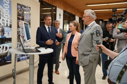 Gruppenbild mit Digitalministerin Judith Gerlach, MdL, bei der Pressekonferenz zur IT-Notfallhotline