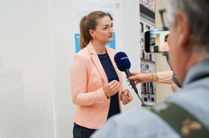 Die Bayerische Staatsministerin für Digitales Judith Gerlach, MdL, gab den ersten Anstoß zur IT-Hotline: „Wir organisieren unser Leben über Apps und Internet. Ein Hackerangriff hat gravierende Folgen und bei der Aufklärung zählt jede Minute. Es braucht einen zentralen Ansprechpartner für die Bürger, der zügig und kompetent Hilfe leistet. So wie wir bei einem Einbruch die 110 wählen, haben wir jetzt eine Notfallnummer bei einem Einbruch in unsere digitale Welt. Wir lassen die Menschen hier nicht allein.“