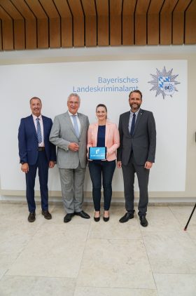 Bei der Pressekonferenz zum Thema Cybersecurity stellten der Präsident des bayerischen Landeskriminalamtes Robert Heimberger, der Bayerische Staatsminister des Inneren, für Sport und Integration Joachim Herrmann, MdL, die Bayerische Staatsministerin für Digitales Judith Gerlach, MdL, und der Kriminalrat Mario Huber vom bayerischen Landeskriminalamt (v.l.n.r.) eine Hotline vor, bei der sich Bürger im IT-Notfall melden können.