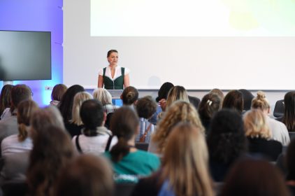 Digitalministerin Judith Gerlachbei einer Rede.