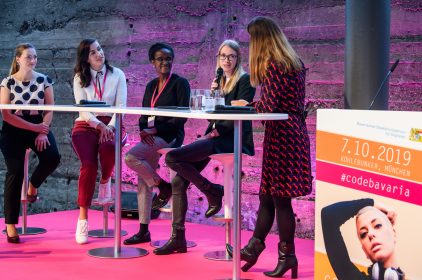 Paneldiskussion mit Judith Gerlach, MdL, BayFiD-Rolemodel Magdalena Rogl, Head of Digital Channels, Microsoft Deutschland GmbH, und den beiden BayFiD-Talente Kristina Pape und Katherine Kitur. Rechts im Bild, von der Kamera abgewandt steht Tijen Onaran, Gründerin von Global Digital Women.