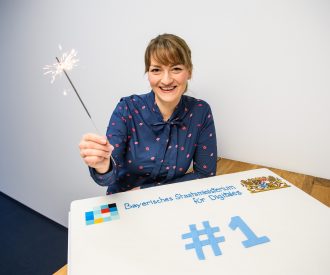 Digitalministerin Gerlach mit Wunderkerze und Geburtstagstorte