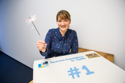Digitalministerin Gerlach mit Wunderkerze und Geburtstagstorte
