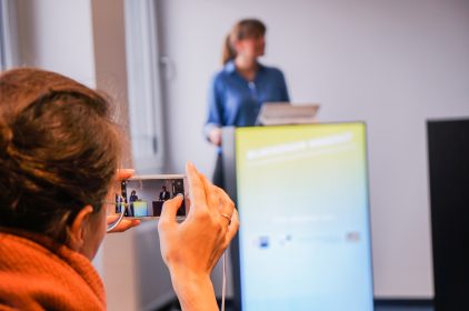 Digitalministerin Gerlach wird mit einem Smartphone fotografiert