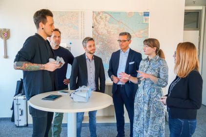 Staatsministerin Judith Gerlach, MdL, tauscht sich bei der Eröffnung des XR HUB in Nürnberg mit XR-Experten aus. Im XR HUB sollen digitale Technologien der Öffentlichkeit zugänglich gemacht werden. Die Besucher können in Showrooms virtuelle Welten testen und erfahren, welchen Mehrwert XR für die Wirtschaft hat.