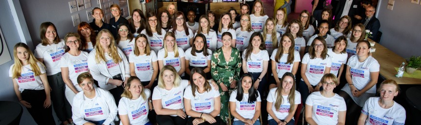 Digitalministerin Judith Gerlach, MdL, umringt von jungen Frauen, Teilnehmerinnen des Talentprogrammes BayFiD - Bayerns Frauen in Digitalberufen. Gruppenbild mit Digitalministerin Gerlach und den BayFiD-Teilnehmerinnen