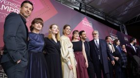 Gruppenbild mit Digitalministerin Gerlach und dem Cast vom Film Das perfekte Geheimnis