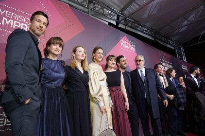 Florian David Fitz, Lena Schömann, Karoline Herfurth, Jessica Schwarz, Staatsministerin Judith Gerlach, MdL, und Elyas M‘Barek (v.l.n.r.) am Roten Teppich. Das Team von „Das Perfekte Geheimnis“ hat allen Grund zum Feiern: Mit ihrer Komödie hat Lena Schömann den Produzentenpreis abgeräumt.