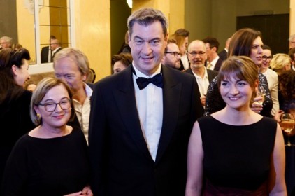 Digitalministerin Judith Gerlach, MdL, zusammen mit FFF-Geschäftsführerin Dorothee Erpenstein (links) und Ministerpräsident Markus Söder. Unter den Preisträgern sind in diesem Jahr gleich sieben Filme, die vom Digitalministerium durch den FFF Bayern gefördert wurden, u.a. die Publikumslieblinge „Leberkäsjunkie“ und „Das perfekte Geheimnis“, für die Millionen Film-Fans in die Kinos geströmt sind. 