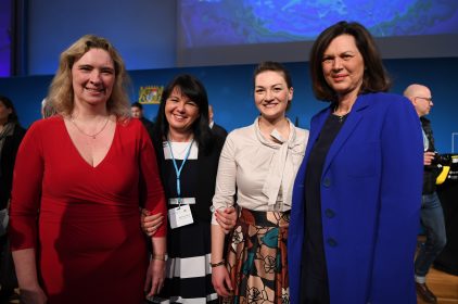 Darf auf keinem Tech-Event fehlen: die weibliche Komponente. Um auch die Frauen in den technischen Berufen zu stärken, hat Digitalministerin, Judith Gerlach, MdL, das Frauentalentprogramm BayFiD ins Leben gerufen. Hier im Bild die Staatsministerin für Arbeit, Familie und Soziales, Kerstin Schreyer, MdL, Walentina Dahms, die Staatsministerin für Digitales, Judith Gerlach, MdL, und die Präsidentin des Bayerischen Landtags, Ilse Aigner, MdL (v.l.n.r.).<br />
© StMD / Andreas Gebert<br />
