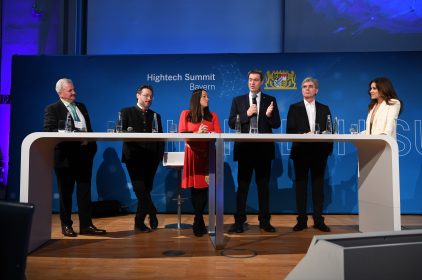 Beim Gipfelgespräch lädt Ministerpräsident, Dr. Markus Söder, MdL, (dritter v.r.) den Professor Dr.-Ing. Sami Haddadin der TU München (zweiter v.l.), die Professorin Dr. Yasmin Mei-Yee Weiß der TH Nürnberg (dritte v.l.), Joe Kaeser, Vorstandsvorsitzender der Siemens AG (zweiter v.r.) und Professor Dr.-Ing. habil. Reimund Neugebauer (links) zur Diskussion ein. <br />
© StMD / Andreas Gebert