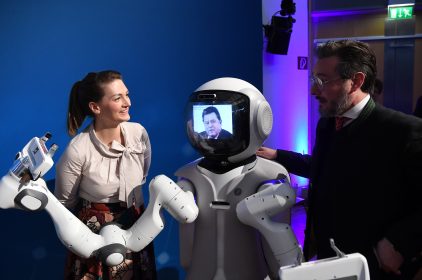 Digitalministerin Gerlach mit einem Roboter und Prof. Dr. Ing. Sami Haddadin