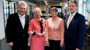 Gruppenbild mit Prof. Dr. Andreas Pinkwart, Prof. Dr. Kristina Sinemus, Judith Gerlach und Klaus Vitt