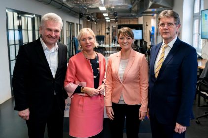 Gruppenbild mit Prof. Dr. Andreas Pinkwart, Prof. Dr. Kristina Sinemus, Judith Gerlach und Klaus Vitt