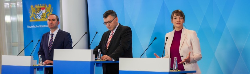 Die Bayerische Staatsministerin für Digitales, Judith Gerlach, MdL, bei der Pressekonferenz zum Digitalkabinett am 11.2.2020 gemeinsam mit dem Leiter der Staatskanzlei und Staatsminister für Bundes- und Europaangelegenheiten und Medien, Dr. Florian Herrmann, MdL (Mitte), und dem Staatsminister für Wirtschaft, Landesentwicklung und Energie, Hubert Aiwanger, MdL (links). Digitalministerin Gerlach spricht