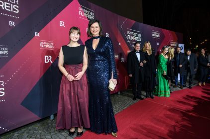 Auf dem Weg ins Münchner Prinzregententheater posieren Staatsministerin Judith Gerlach, MdL, und Landtagspräsidentin Ilse Aigner, MdL, auf dem Roten Teppich für die Fotografen.<br />
© Bayerische Staatskanzlei / Jörg Koch