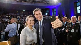 Ministerpräsident Dr. Söder und Digitalministerin Gerlach machen ein Selfie
