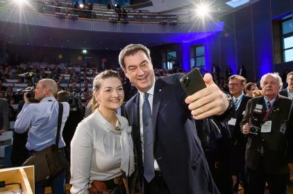 Ein bisschen Spaß muss sein: Der Bayerische Ministerpräsident, Dr. Markus Söder, MdL, mit der Bayerischen Digitalministerin, Judith Gerlach, MdL, kurz vor Veranstaltungsbeginn im Hörsaal der TUM Fakultät beim Selfie. <br />
© StK / Jörg Koch