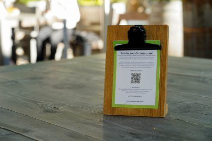 QR-Code statt Zettelwirtschaft. Statt Papierlisten, in die sich die Gäste eintragen, reicht es hier, den QR-Code zu scannen und sich für den Besuch in der Gastronomie zu registrieren.