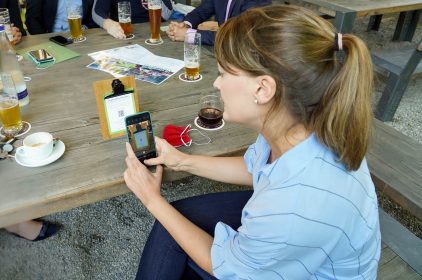 Digitalministerin Judith Gerlach blickt auf ihr Smartphone