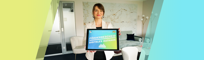 Digitalministerin Gerlach wirbt bei Kommunen für die Teilnahme am Förderprogramm 'Digitales Rathaus'. Digitalministerin Gerlach mit Tablet auf dem steht: Förderbescheid Digitales Rathaus