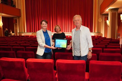 Auch das Stadtkino Trostberg darf sich über 15.000 Euro freuen. Digitalministerin Judith Gerlach, MdL, betont bei der Übergabe der Förderbescheide: „Die Prämien sind ein Signal, dass auch in dieser schwierigen Zeit qualitativ hochwertiges Kinoprogramm honoriert wird - Kinos sind ein wichtiger Teil unserer bayerischen Kulturszene und sollen das auch bleiben.“