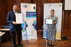 Digitalministerin Gerlach und IHK-Präsident Eberhard Sasse auf der Pressekonferenz zu Cert4Trust