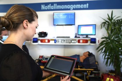 Digitalministerin Gerlach blickt auf ein Tablet