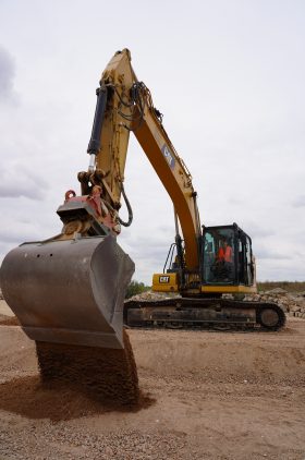 Die Firmengruppe Haaf setzt bei Erdarbeiten auf einen GPS-gesteuerten Bagger. Digitale Assistenzsysteme und 3D-Modelle des Arbeitsbereichs unterstützen den Baggerfahrer dabei, schneller und exakter zu arbeiten.