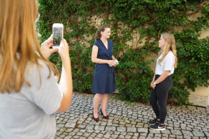 Wie der Weg zum Traumberuf klappen kann, zeigt das Projekt „Jobentdecker“ im Landkreis Haßberge. Jugendliche aus der Region schnuppern in den Sommerferien in verschiedene Kurzpraktika. Dabei bloggen sie über ihre Erfahrungen im Arbeitsleben und helfen so anderen Berufseinsteiger.innen bei der Jobwahl.