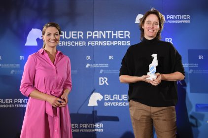 Digitalministerin Judith Gerlach, MdL (links), verleiht den Blauen Panther in der Kategorie "Beste Regie" an Pia Strietmann für "Endlich Witwer" (ZDF).
