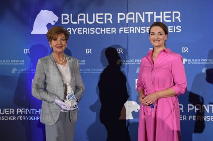 Digitalministeirn Judith Gerlach mit der Schauspielerin Caroline Reiber bei der Verleihung des Bayerischen Fernsehpreises in der Residenz in München. Reiber hat den Ehrenpreis bereits zuvor von Ministerpräsident Dr. Markus Söder, MdL überreicht bekommen.